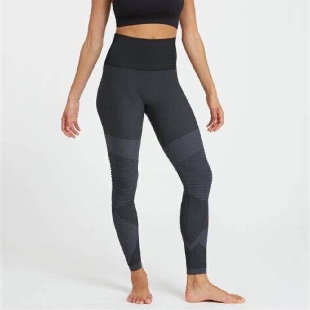 NWT! 🌚 SPANX Look at Me Now Seamless Moto Legging in Very Black, M